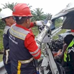 Ambulans Angkut Jenazah Hantam Truk, Dua Orang Tewas