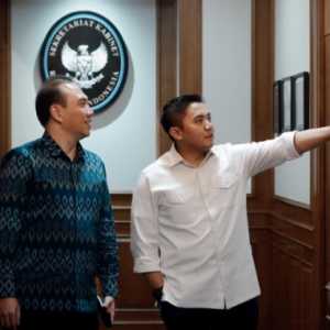 Seskab Teddy dan CEO GoTo Bertemu Bahas Kesejahteraan Ojol