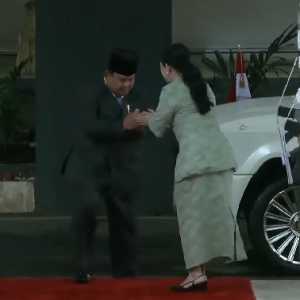 Puan Maharani Sambut Kedatangan Prabowo di Gedung DPR