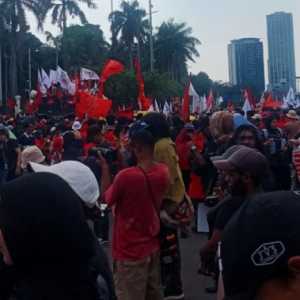 Massa Buruh Terus Berdatangan dan Penuhi DPR
