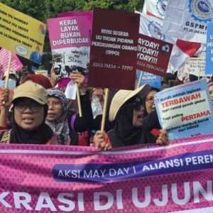 May Day, Kelompok Perempuan Sindir Perayaan Ultah Seskab Teddy