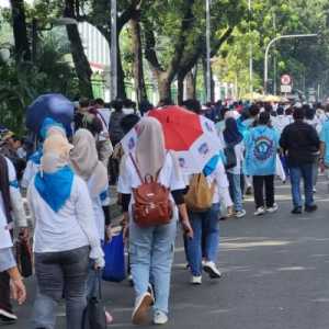 Massa Padati Monas di May Day 2026, Muncul Seruan “Bapak Aing” Saat Iring-iringan Melintas