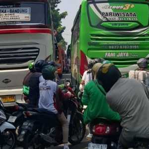 Jalan Kebon Sirih Dipenuhi Bus Peserta May Day
