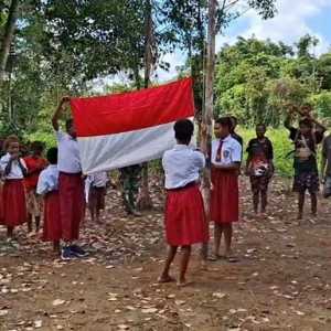 Anak Papua Kibarkan Merah Putih