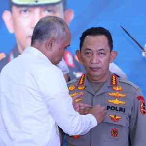 Kapolri Dianugerahi Tanda Kehormatan Adhi Bhakti Senapati