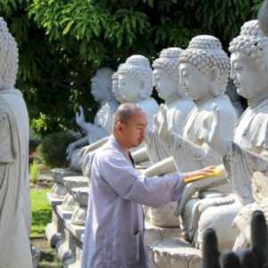 Bersih Altar Suci Hati, Tradisi Unik Jelang Waisak di Vihara Mahavira Graha