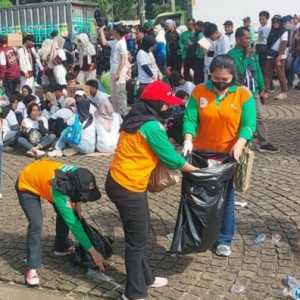 Petugas DLH Gerak Cepat Bersihkan Sampah May Day