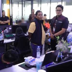 Polisi Cokok 321 WNA dari Kantor Judol di Jakbar