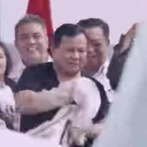Prabowo Ulang Aksi Lepas dan Lempar Baju di Perayaan May Day 2026
