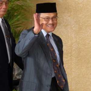 Pakar Sarankan Prabowo Tiru Habibie Kendalikan Pelemahan Rupiah