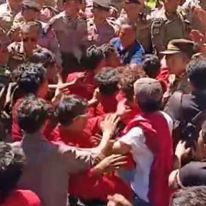 Ricuh di Kantor Gubernur NTB, Tiga Mahasiswa Dipukul Satpol PP