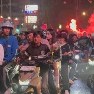 Ribuan Bobotoh Tumpah Ruah Rayakan 'Hattrick' Juara Persib