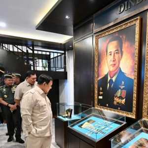 Bersanding dengan Soeharto