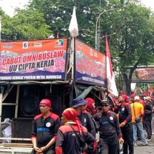 Daulat Buruh di Negeri Sendiri