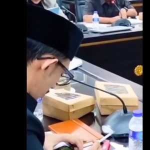 Miris! Legislator Gerindra Jember Main Game dan Merokok saat Rapat Stunting