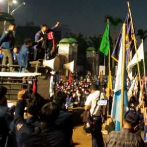 Mahasiswa Mercubuana dan HMI Bubar Tertib, Trisakti-Esa Unggul Masih Bertahan di DPR