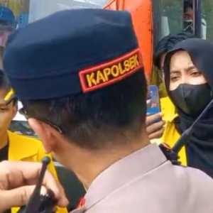 Dihadang Polisi di Senayan, Mahasiswa UI Pilih Jalan Kaki