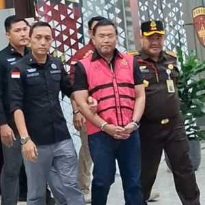 Sony Sonjaya Pakai Rompi Pink