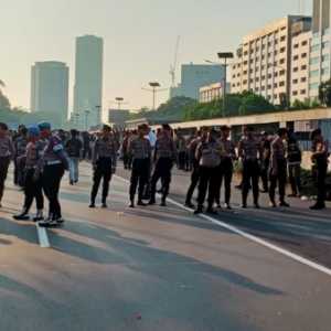 Aparat kepolisian mengawal demonstrasi mahasiswa di depan Gedung DPR RI, Jakarta, Jumat, 19 Juni 2026. (Foto: RMOL/Faisal Aristama)