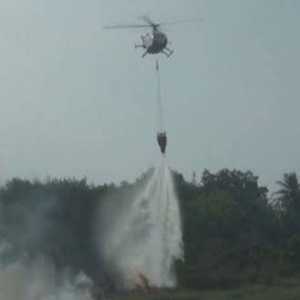 Helikopter Water Bombing Padamkan  Lima Titik Api di Sumsel