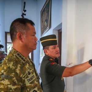 Tinjau Situs Bersejarah