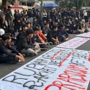 Mahasiswa Jabar Turun ke Jalan Suarakan RUU Polri dan BBM