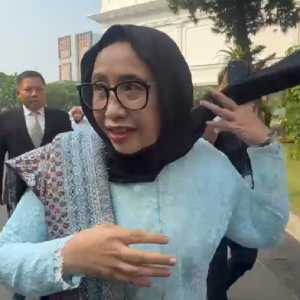 Nanik S Deyang Berkebaya Biru Jelang Dilantik Jadi Kepala BGN