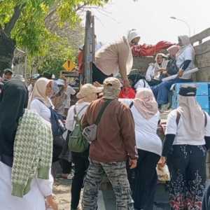 Pakai Dump Truk, Polisi Kawal Massa Pendukung MBG di Tuban