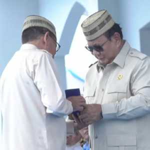 Prabowo Dianugerahi Lencana Emas Adi Bakti Tani-Nelayan Maha Utama