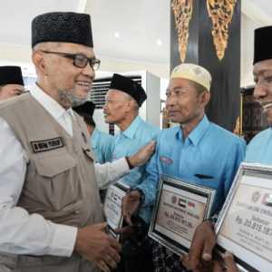 Kemenhaj Salurkan Bantuan UEA untuk 17 Jemaah Haji Jombang