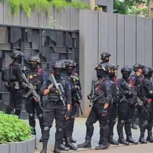 Dikawal Brimob, Penyidik KPK Geledah Rumah Silmy Karim