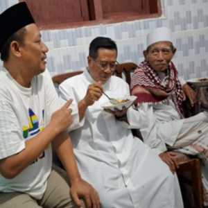 Romo Damianus Fadjar Tedjo Soekarno dan KH Fathulloh Suyuti Toha saat makan malam di ruang makan, Pondok Pesantren Mansyaul Huda, Banyuwangi, Minggu malam 14 Juni 2026 (Foto: Istimewa)
