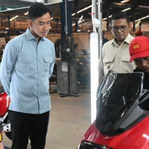 Gibran Tinjau Fasilitas Produksi Kendaraan Listrik
