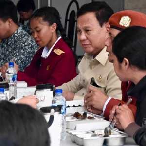 Prabowo Makan Siang Bareng Orang Tua dan Siswa SRMP 17 Tabanan