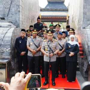 Usai Ziarah ke Makam Gus Dur, Kapolri Lanjutkan Doa di Pusara Bung Karno