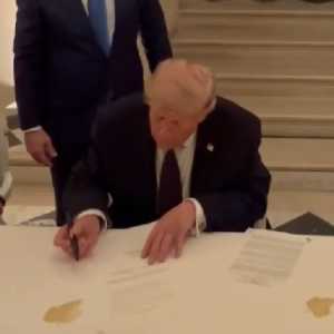 Trump Teken Kesepakatan Damai dengan Iran di Istana Versailles Prancis