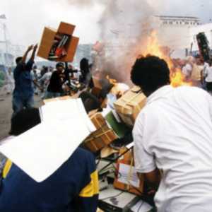 Krisis 1998 Meninggalkan Trauma Strategis