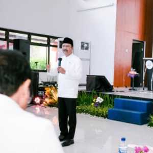 Siswi Sekolah Rakyat Persembahkan Karya Puisi ke Mensos