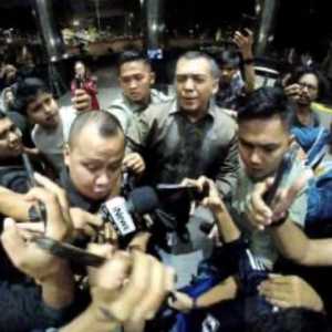 Batik Terakhir Silmy Karim dan Lonceng Reshuffle