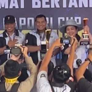 Ketua Komisi IV DPR RI Siti Hediati Hariyadi atau Titiek Soeharto bersama Dankorbrimob Polri Komjen Pol Ramdani Hidayat dan Pangkormar Letjen TNI Endi Supardi menjuarai lomba menembak kategori Presisi 20 M Individu. (Foto: RMOL/Diki)
