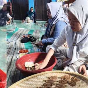 Mahasiswa IPB University Dampingi Perempuan Pesisir Olah Produk Ikan Asin