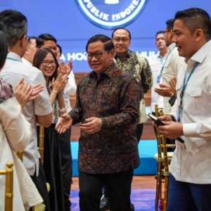 Momen Haru, Teddy Kenang Perjalanan Gubernur Pramono di Kantor Setkab