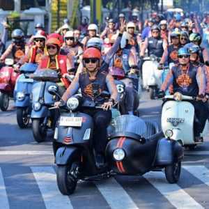 Sambut HUT RI ke-81, OVI Jabar Vespaan Keliling Heritage Kota Bandung