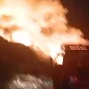 TPA Cipayung Depok Kebakaran, Petugas Berjibaku Padamkan Api