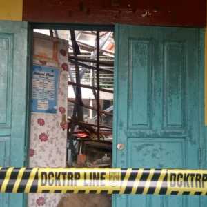 Garis Polisi Sekolah Ambruk