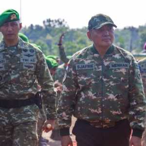 Menhan Sjafrie Jelaskan Peran Yonif Teritorial Pembangunan dalam Membantu Masyarakat