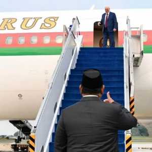 Prabowo Lepas Kepulangan Lukashenko dengan Acungan Jempol