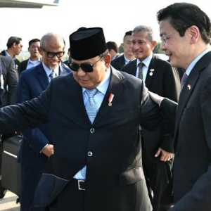 Leaders' Retreat RI-Singapura Tuntas, Presiden Antar Langsung Kepulangan PM Wong