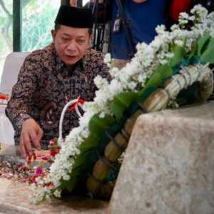 Menkop Ziarah ke Makam Bung Hatta