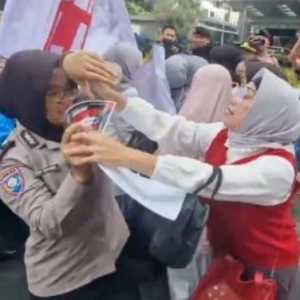 Warga Geruduk Istana Wapres Minta Ijazah Gibran Dilihatkan